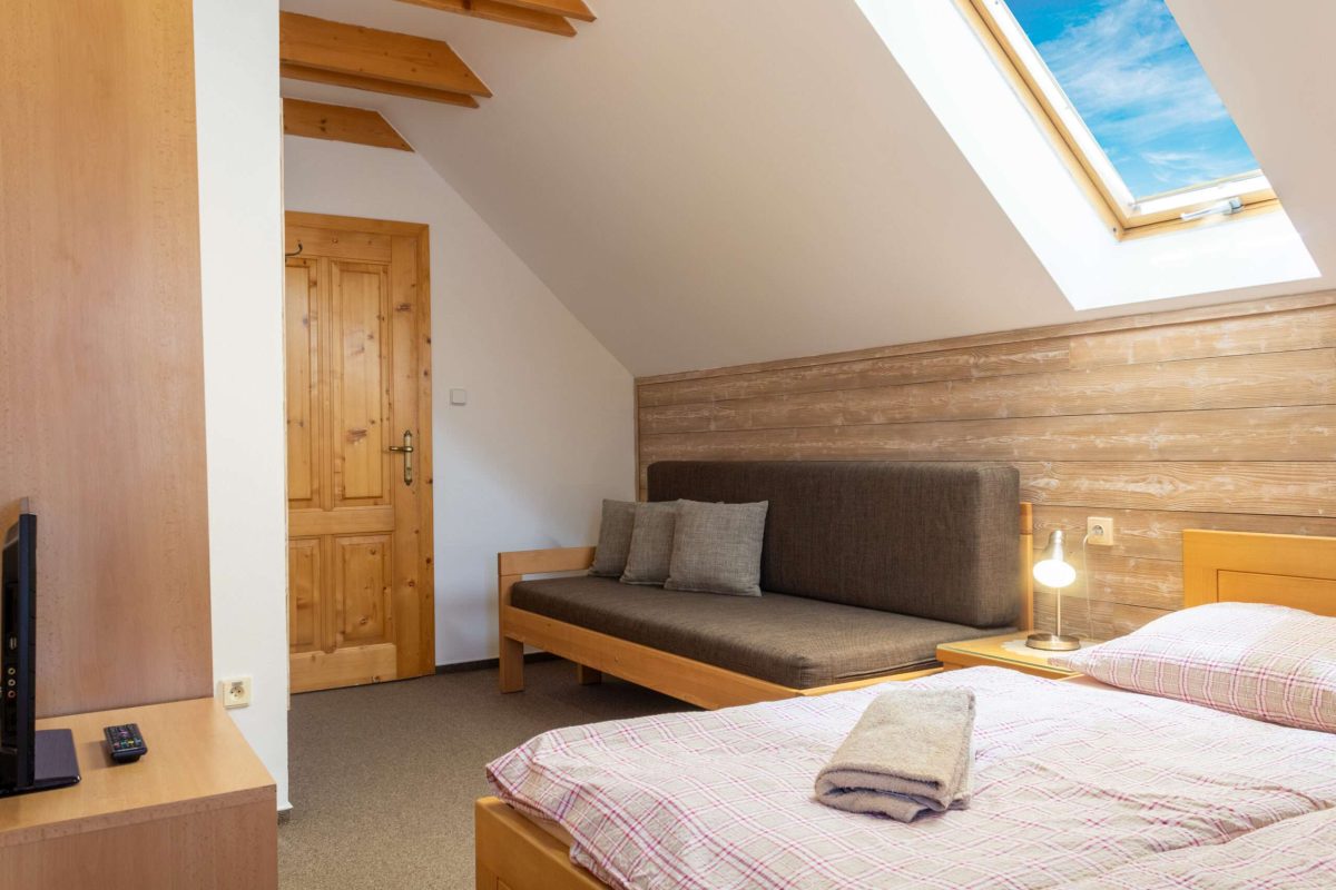 Spálňa v Andrejkinom dome s manželskou posteľou