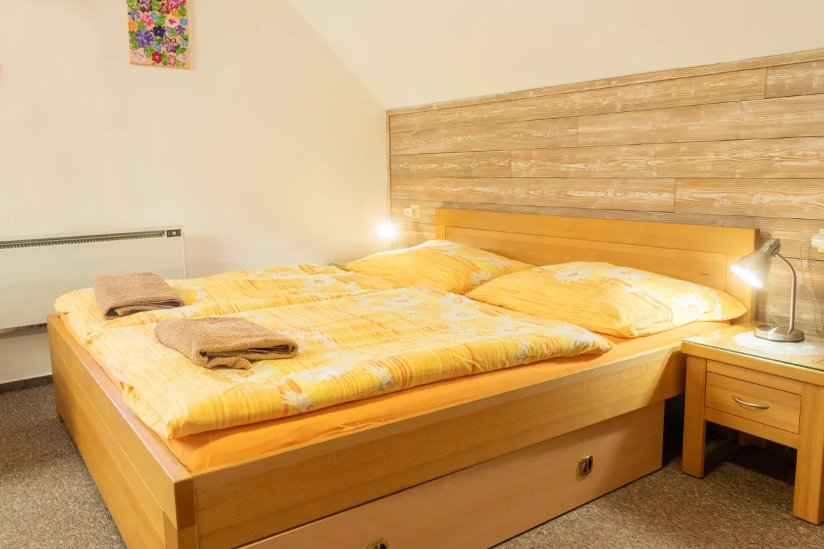 Pohľad na spálňu v Andrejkinom dome s manželskou posteľou