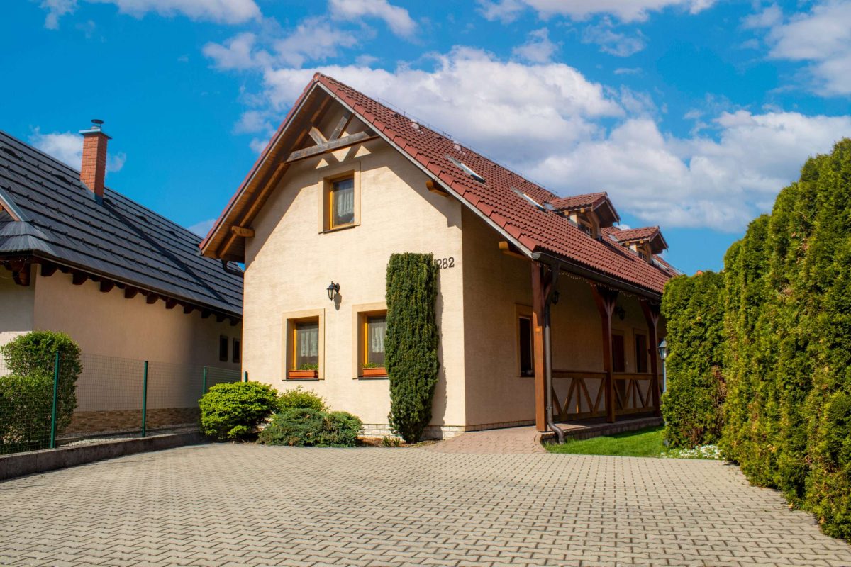 Pohľad na Andrejkin Dom z hlavného vchodu