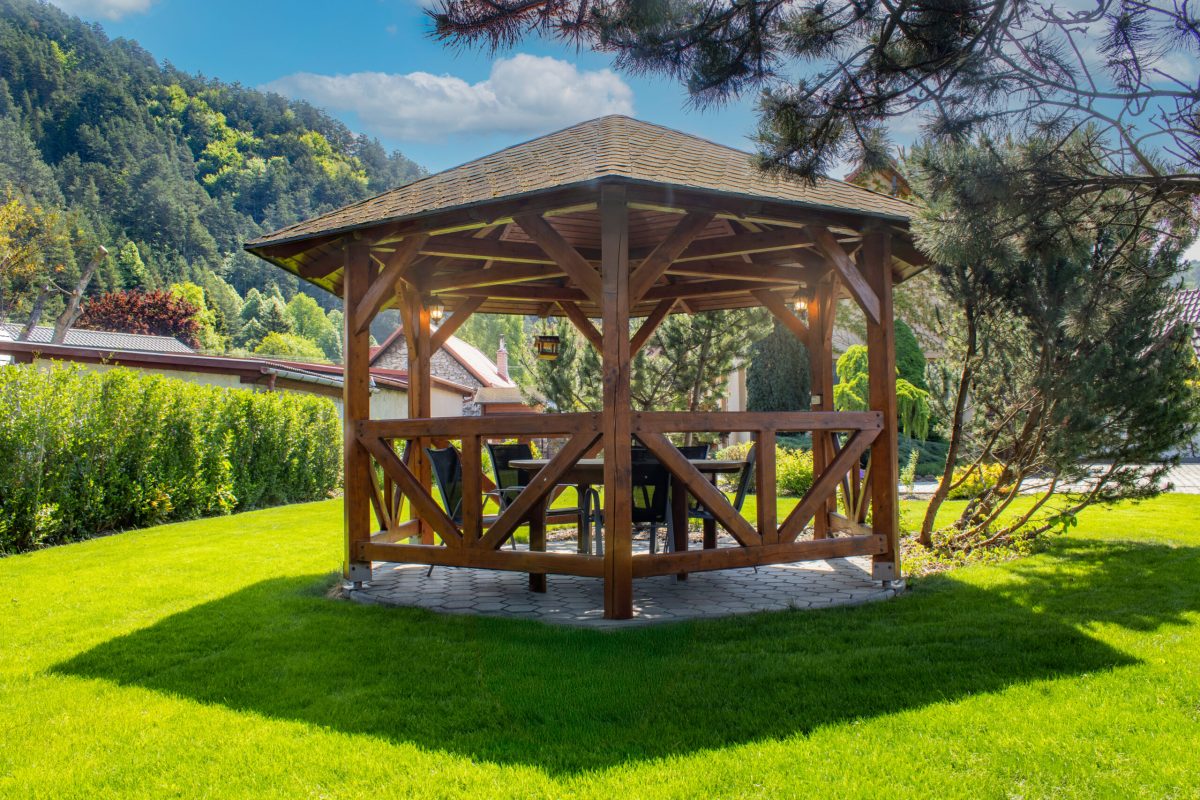 Pohľad na altánok zo záhrady